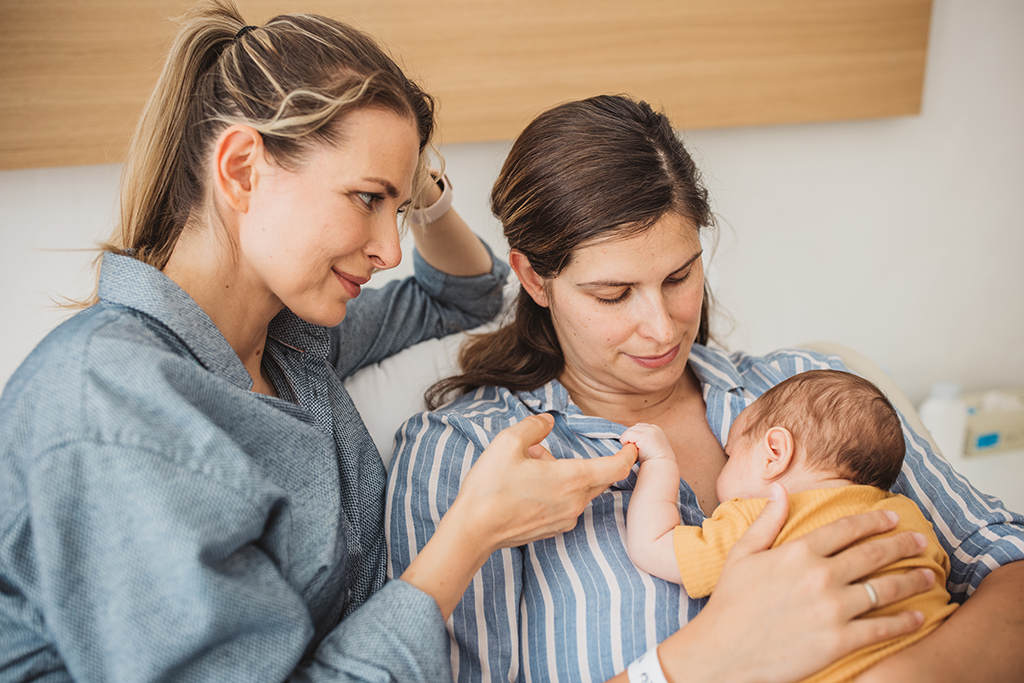 Coppia omogenitoriale con bambino.