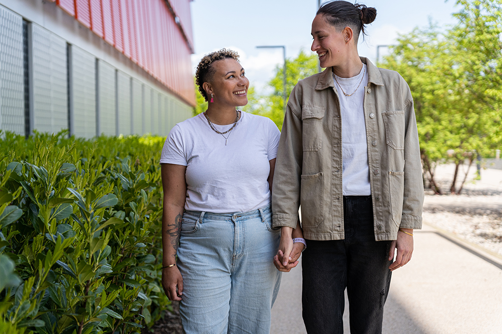 Due persone in atteggiamento affettuoso. FACTS progetto internazonale